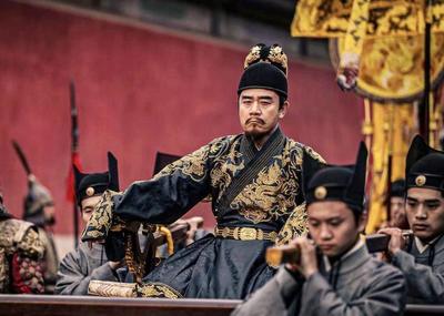 朱元璋批奏折到深夜,宮女端來一碗熱粥,朱元璋:粥留下,人斬了